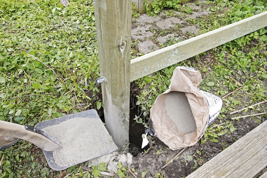 Tørrbetong: Når stolper skal stå godt fast, er det opplagt å bruke tørrbetong. Betongen helles “tørr” i hullet, før det tilsettes litt vann og røres rundt. Tørrbetong: Når stolper skal stå godt fast, er det opplagt å bruke tørrbetong. Betongen helles “tørr” i hullet, før det tilsettes litt vann og røres rundt.