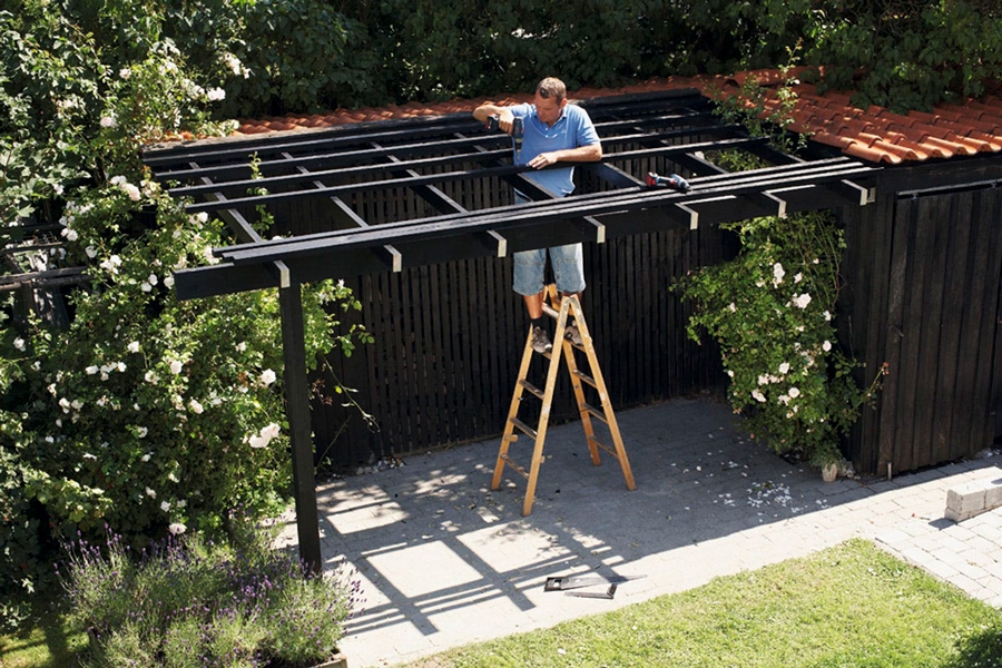 Lægter: Lægter på et tag behøver ikke være taglægter. Til taget på en pergola er der ikke brug for ekstra styrke, så her er blot brugt almindelige trykimprægnerede lægter, 38 x 57 mm. Til alle udendørs byggeprojekter er det smart at vælge trykimprægnerede lægter og andet trykimprægneret træ. Lægter: Lægter på et tag behøver ikke være taglægter. Til taget på en pergola er der ikke brug for ekstra styrke, så her er blot brugt almindelige trykimprægnerede lægter, 38 x 57 mm. Til alle udendørs byggeprojekter er det smart at vælge trykimprægnerede lægter og andet trykimprægneret træ.