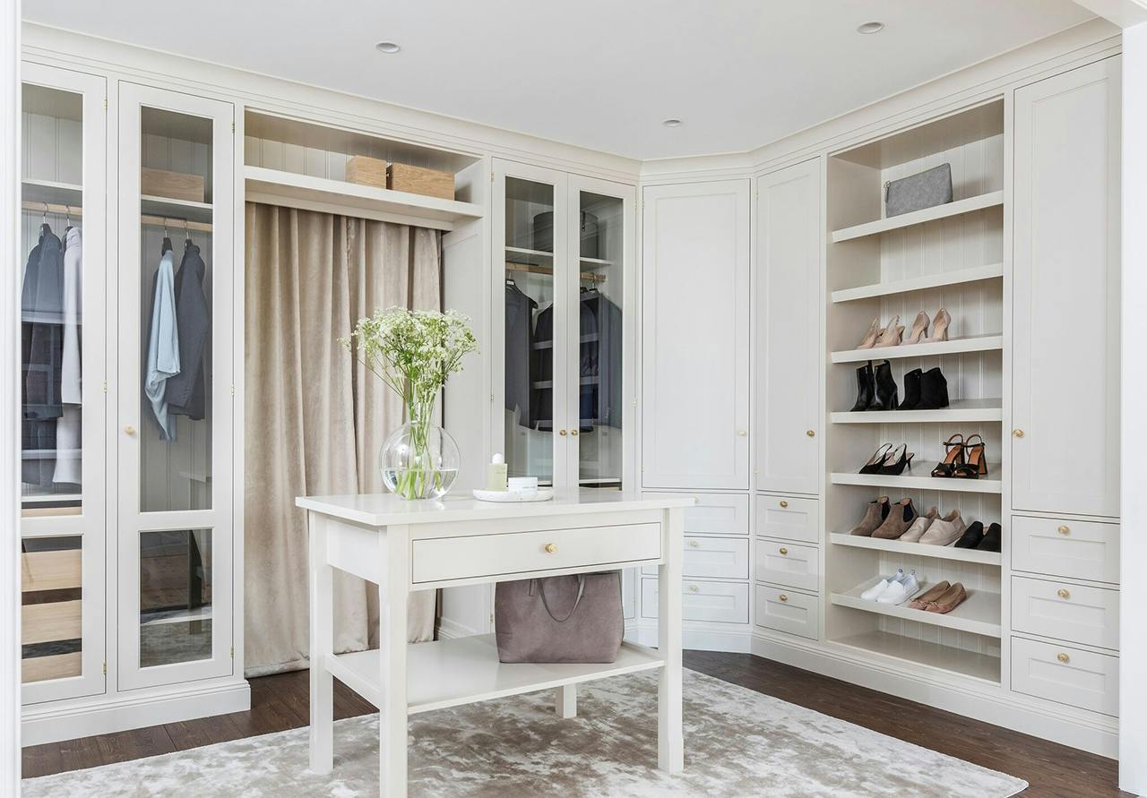 Walk-in closet | 7 inspirerende idéer til din garderobe | bobedre.dk