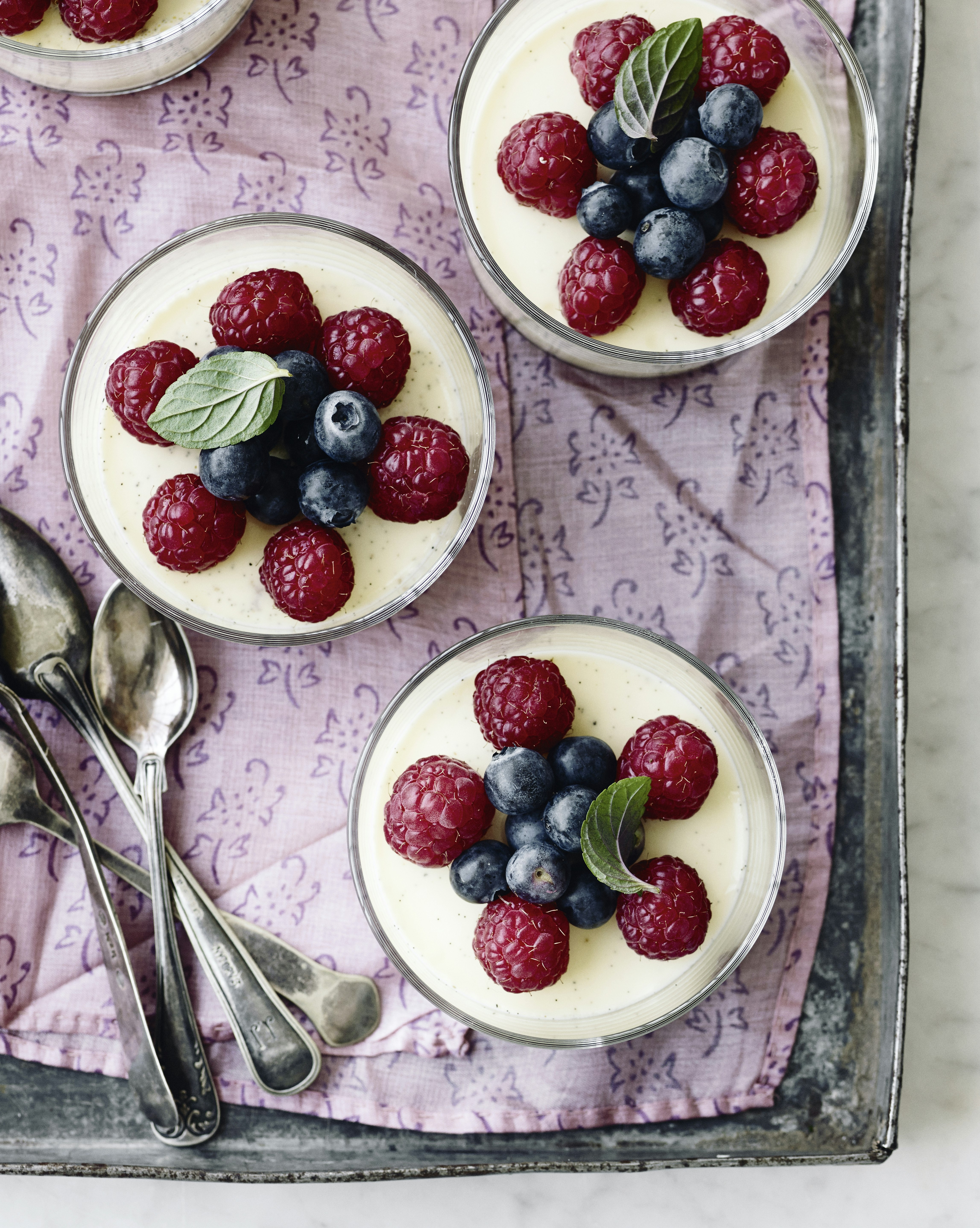 Vaniljepanna cotta med sommerbær bobedre.dk