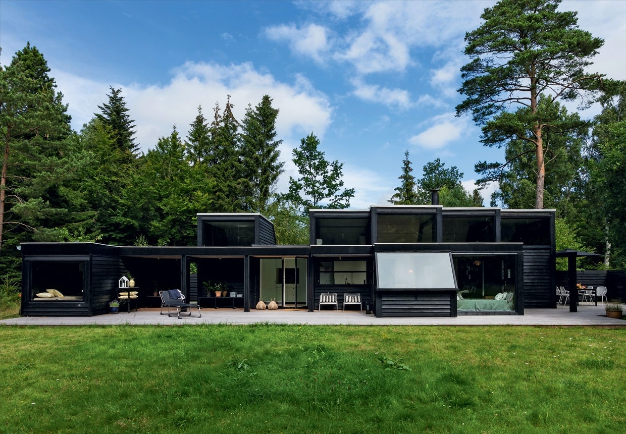 sommerhus-sort-kubehus-midt-i-skoven-bobedre-dk