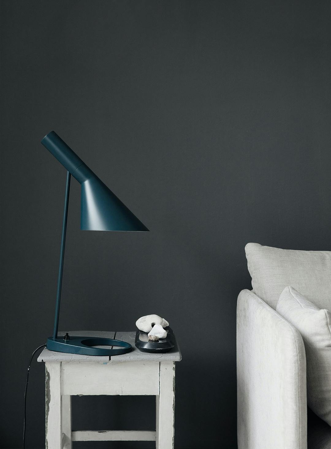 arne jacobsen lampe malet væg