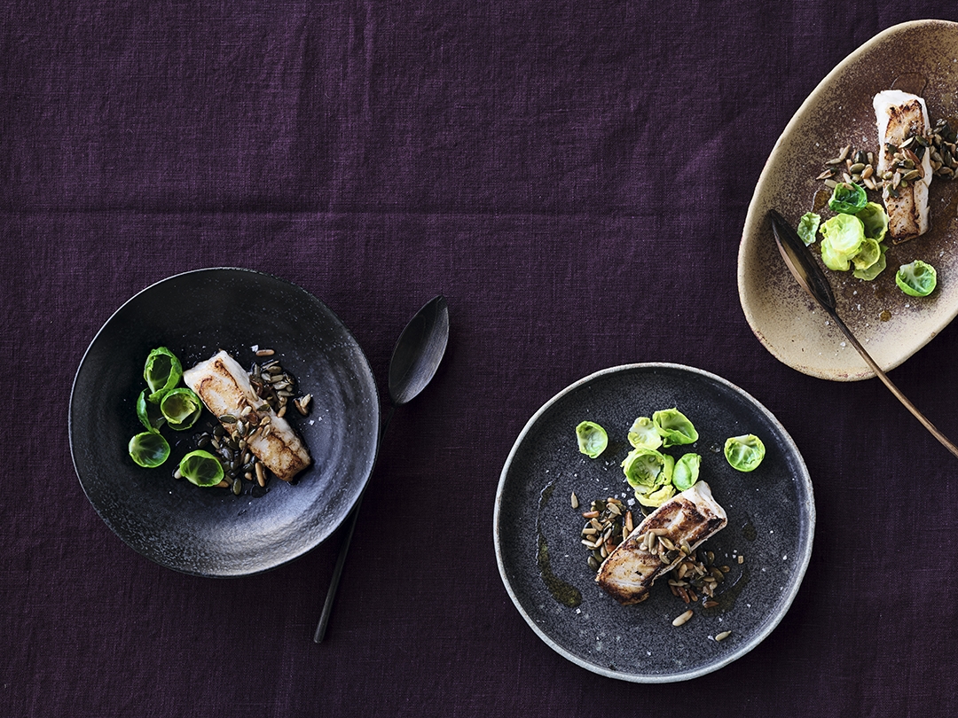 Stekt torsk med rosenkål, brunet smør og ristede frø | Bo ...