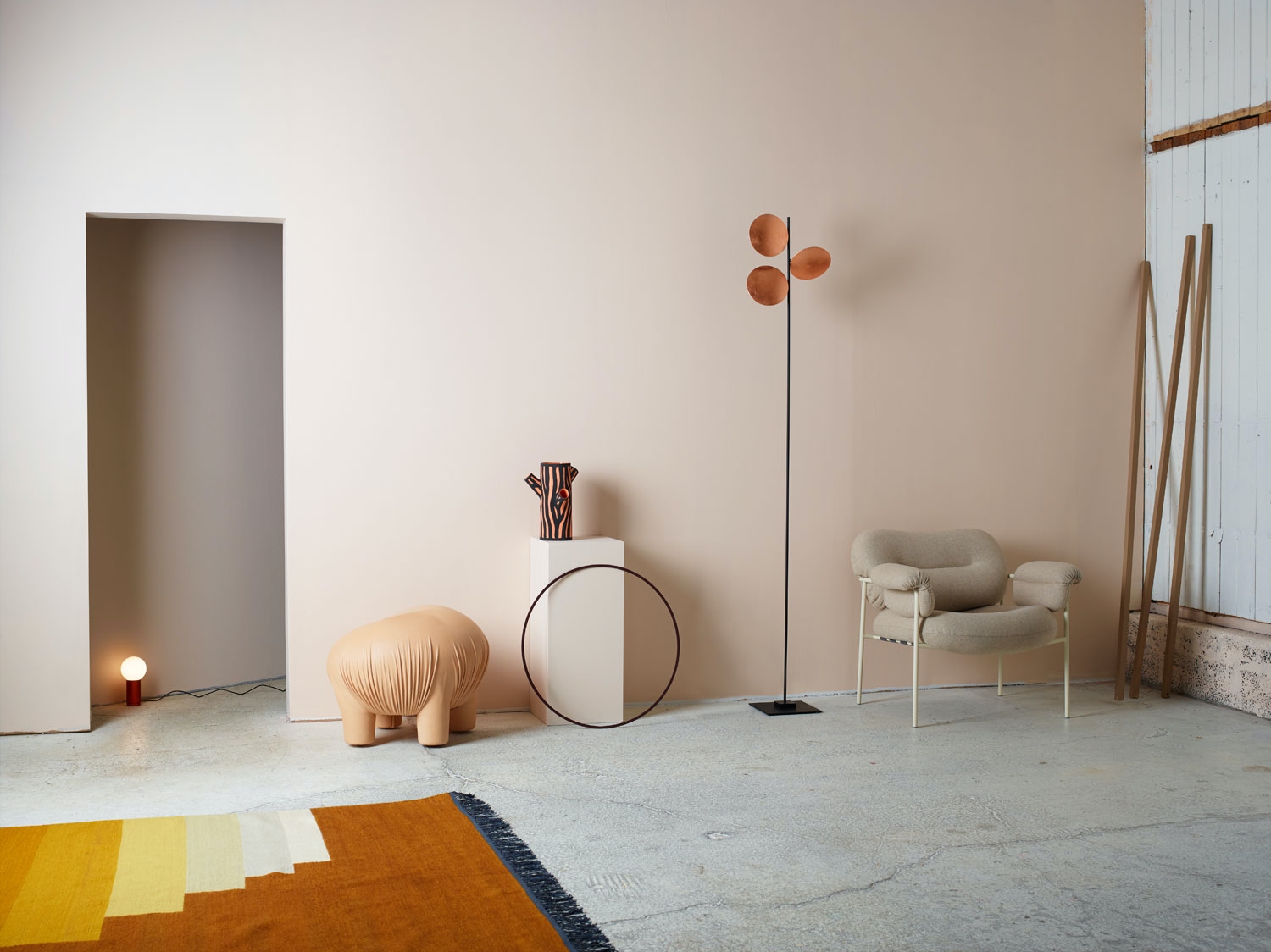 Beige vegger er det absolutt hotteste akkurat nå! | Bo bedre.no Flos Snoopy Kollekted By AS