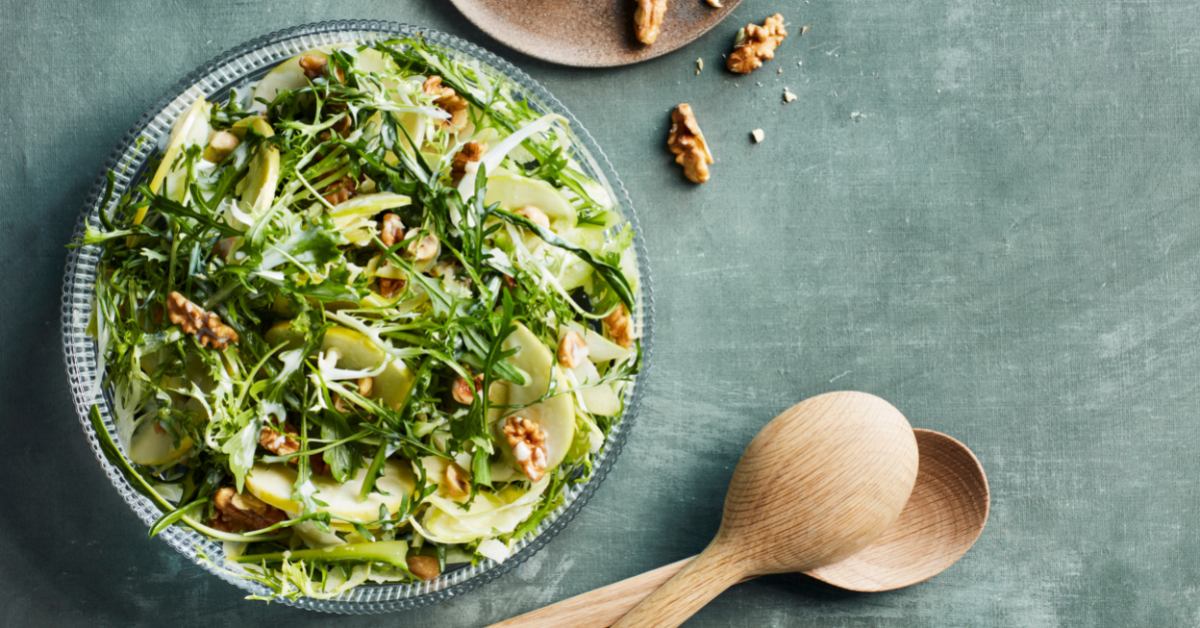 Frisk salat med eple og nøtter dryppet med sursøt dressing bobedre.no