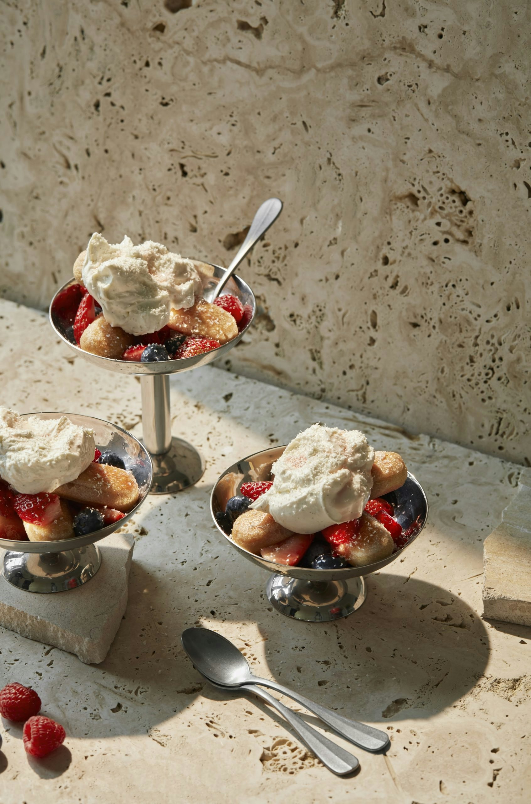 Sommerbær i brachetto med amarettocreme | bobedre.dk