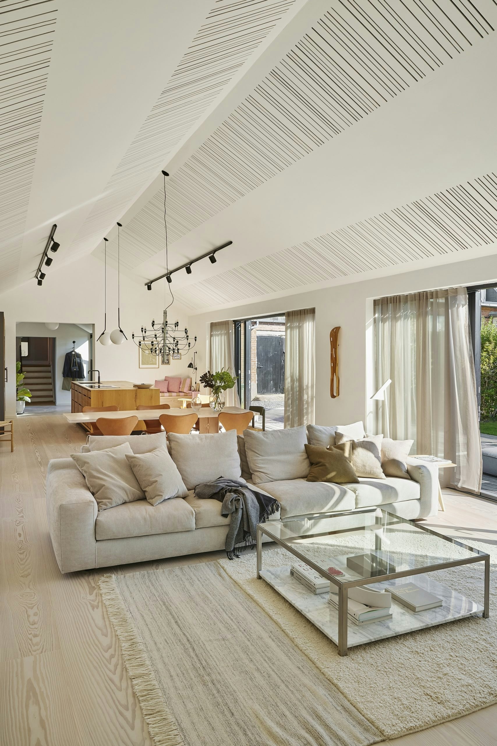 Bakstenen villa verenigd met modern bijgebouw | scandiliv.nl