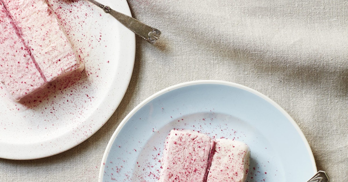 Aardbeien-rabarberijs met ruby-chocolade | scandiliv.nl