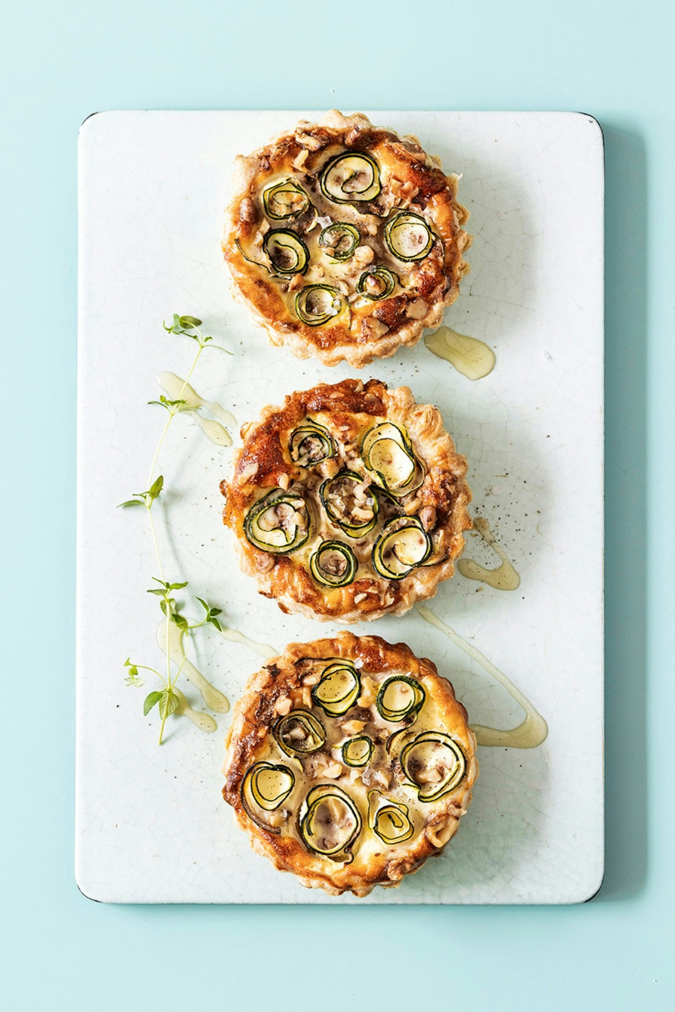 Lækre minitærter af butterdej med squash, ricotta og valnødder
