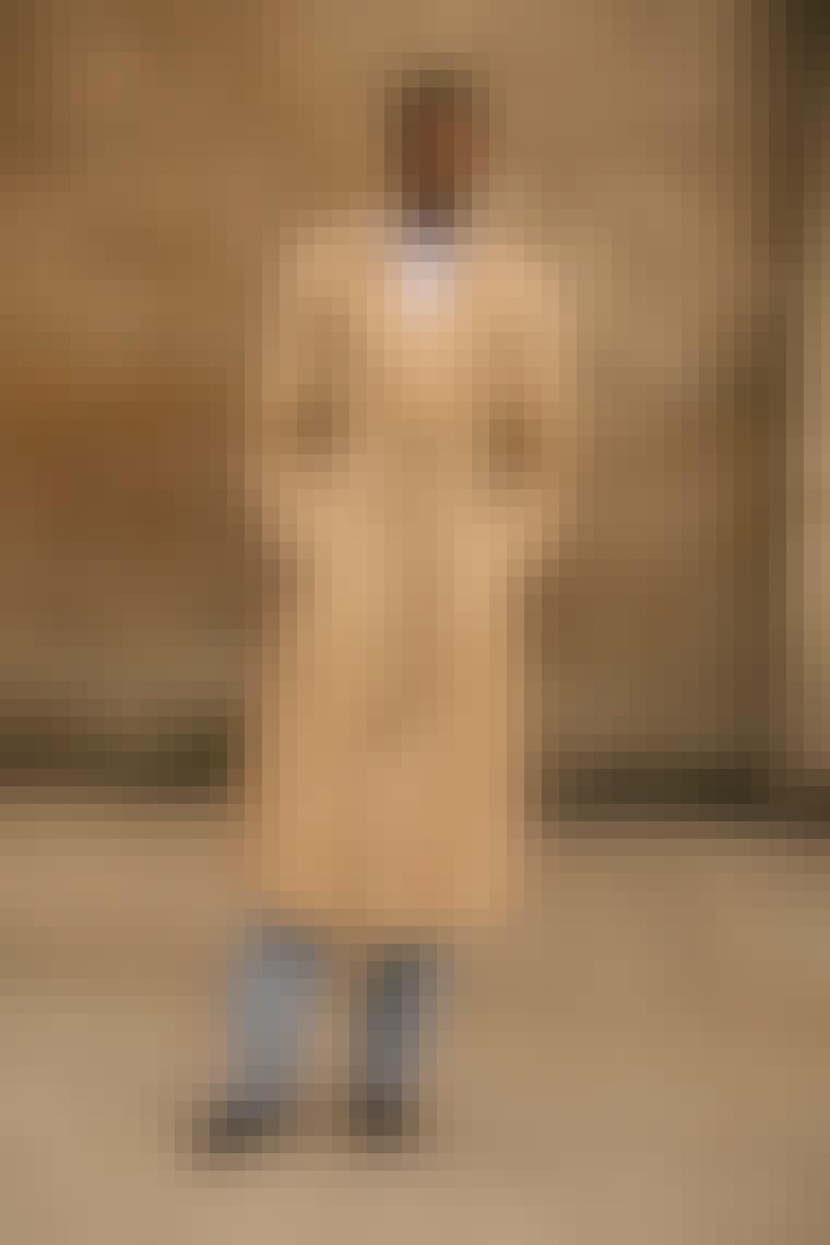 En klassisk trenchcoat er ligeledes et godt køb til den minimalistiske garderobe eller din capsule wardrobe, da den vil holde sæson efter sæson.
