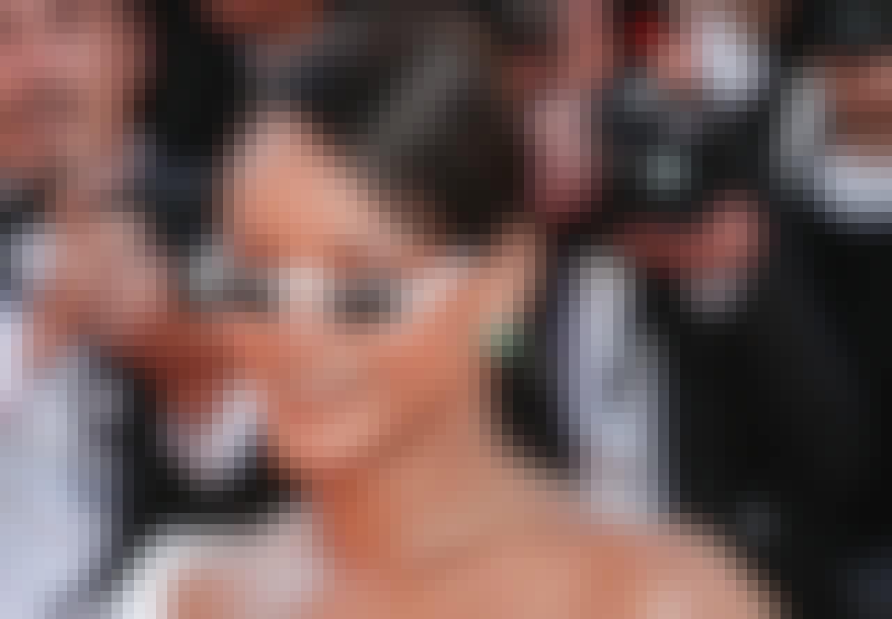 Rihanna i smalle hvide solbriller