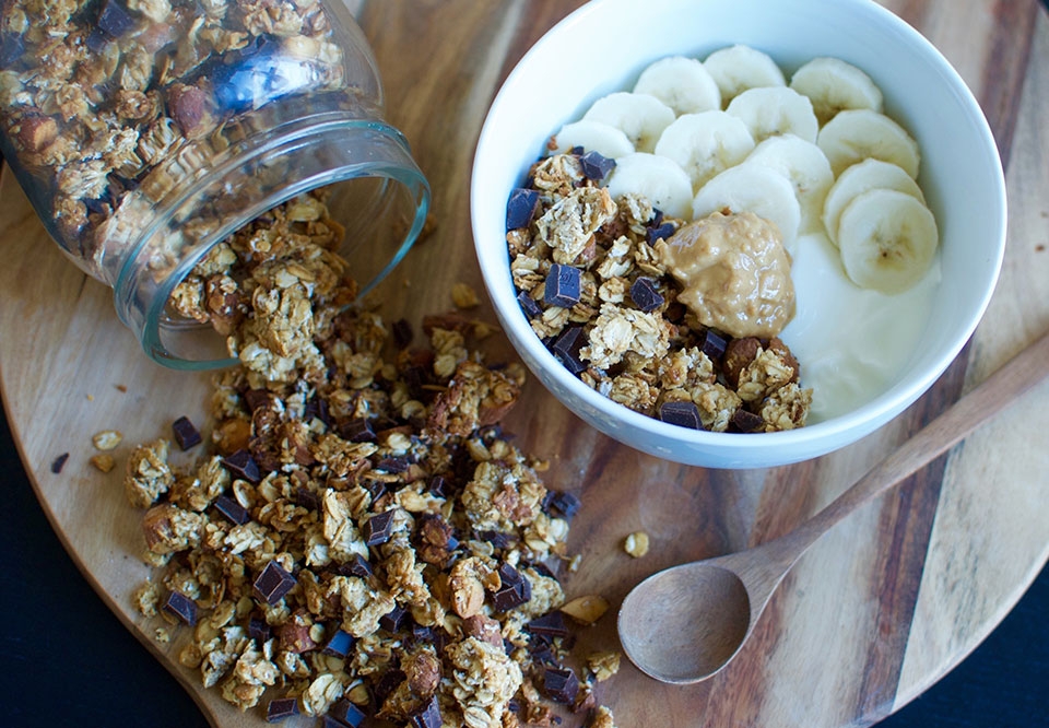 Opskrift Chokoladegranola med peanutbutter costume.dk