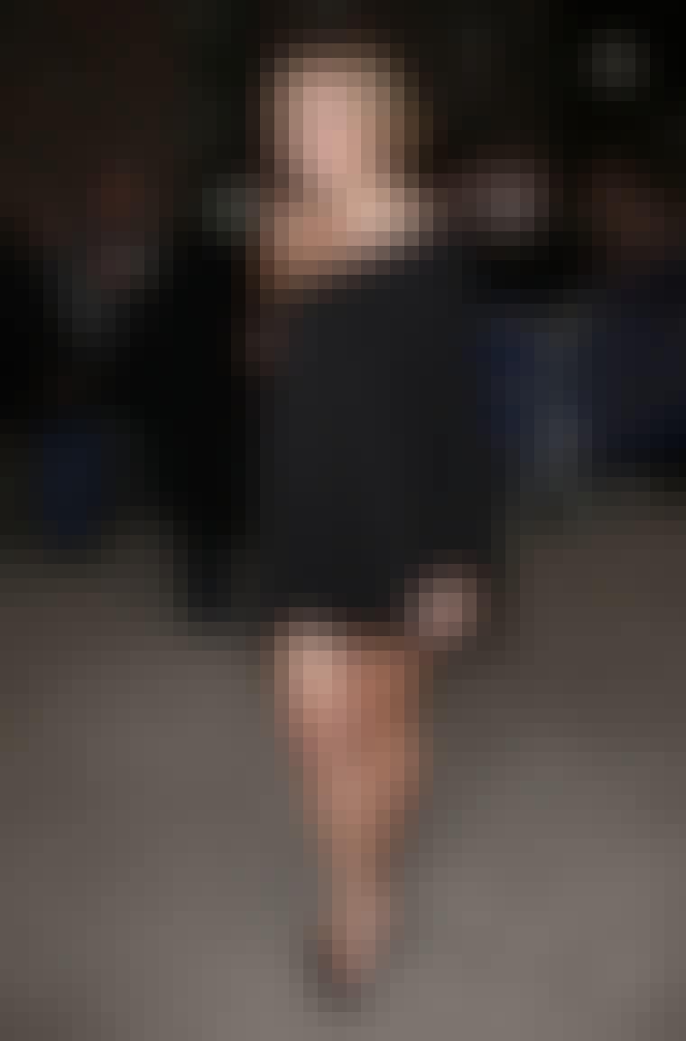 En av de store tendensene denne sesongen er asymmetriske kjoler. Her er skuespilleren Lauren Conrad i en svart, kort og løs variant.