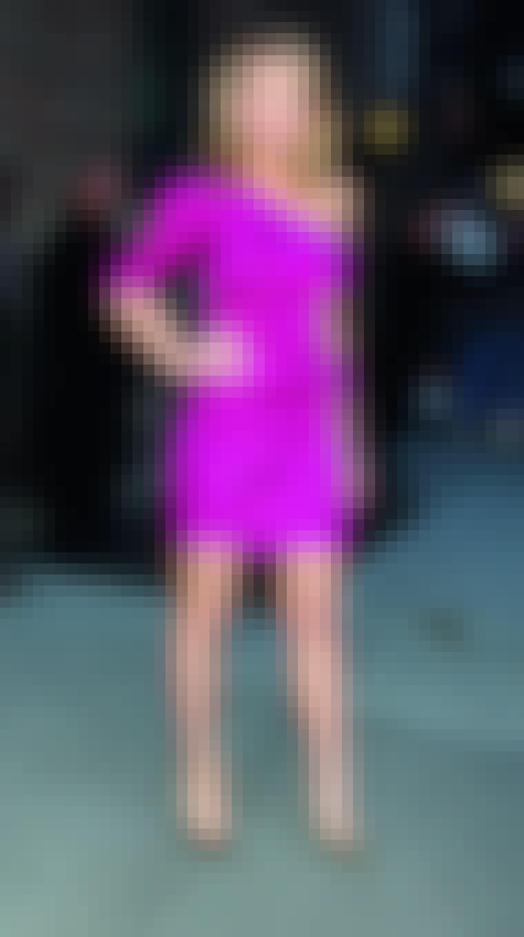 Ønsker du å skille deg ut på festen bør du gå for en fargerik kjole. Her er skuespilleren Blake Lively i en knallfarget, asymmetrisk variant.