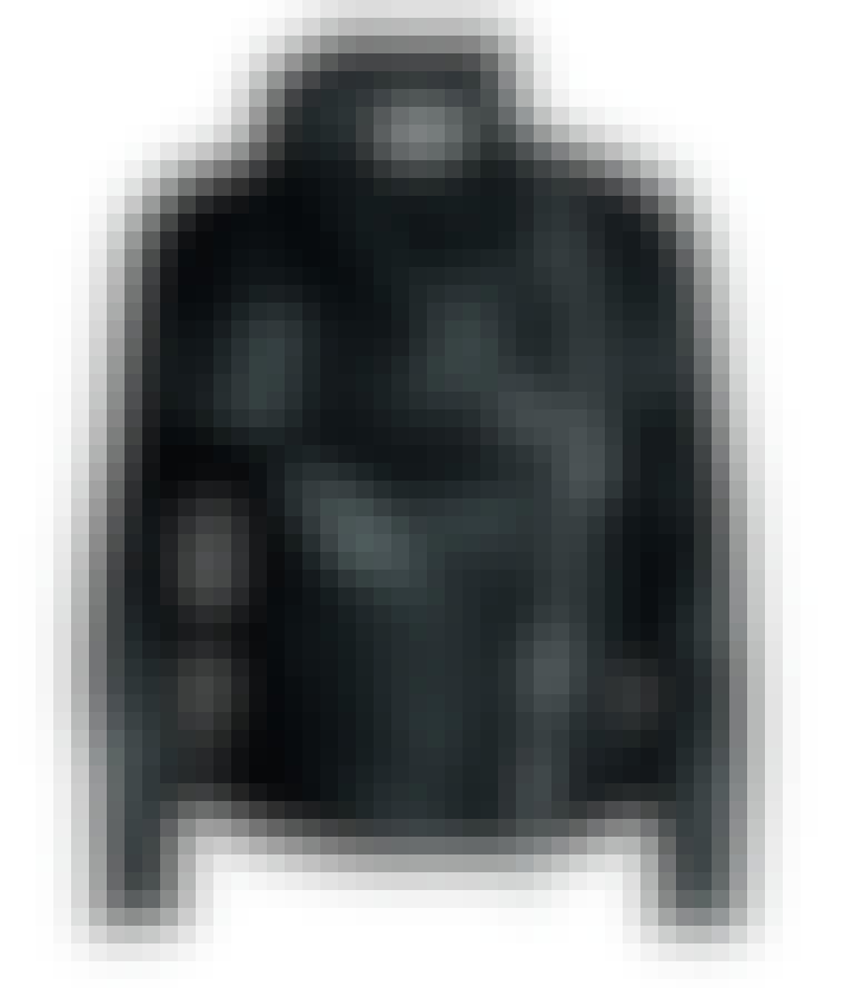 3. Skinnjakke
Skinnjakken er et must, og velger du en klassisk variant fremfor en som er trendy blir du ikke lei den.Skinnjakke fra Stine Goya, 7.100 kroner.