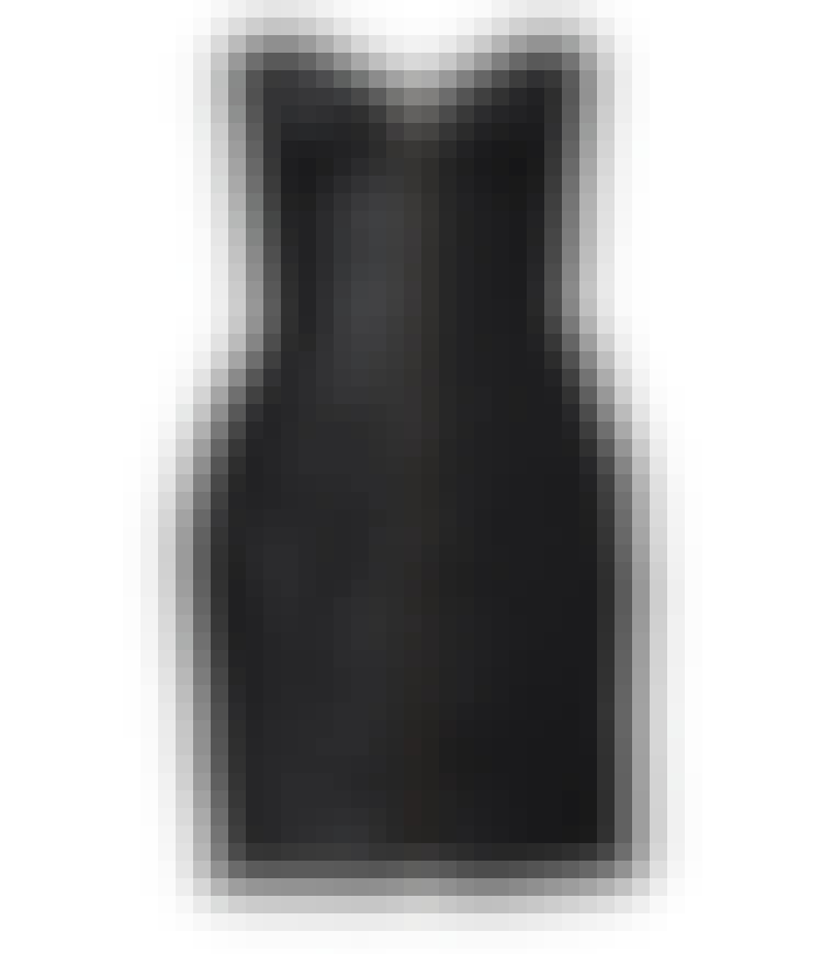 SKINNKJOLESkinnkjolen er en sikker vinner i høst. Bruk den alene på fest, eller sleng en oversized strikkekardigan over og du er klar for jobb! Svart skinn finner du p...