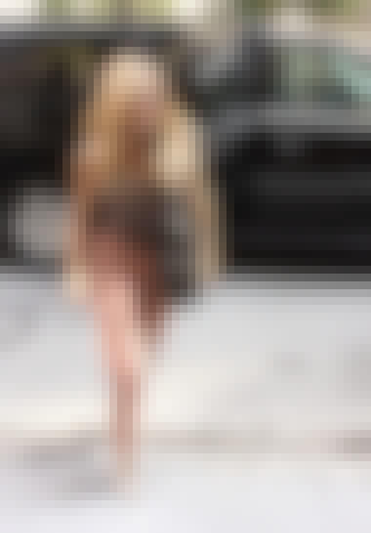 Sienna Miller kombinerer sesongens duse pudderfarger på en fin måte. De hvite naglesandalene gir antrekket et tøffere uttrykk.