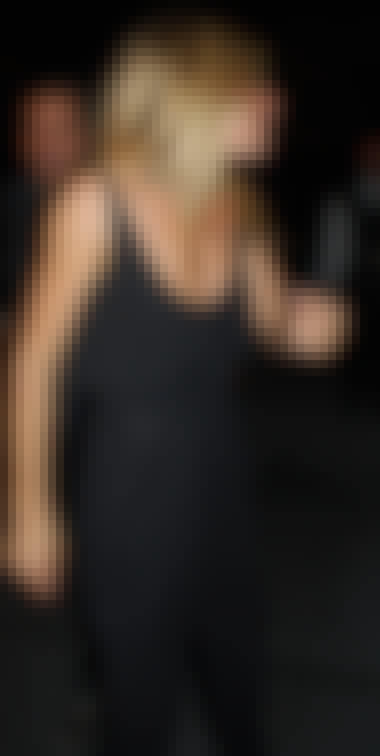 Sienna Miller går for enkelt tilbehør til denne svarte, draperte buksedrakten.