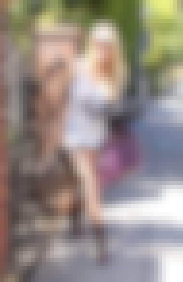 Miks et par kraftige sandaler med en kort shorts og singlet med trykk, slik som Lindsay Lohan.