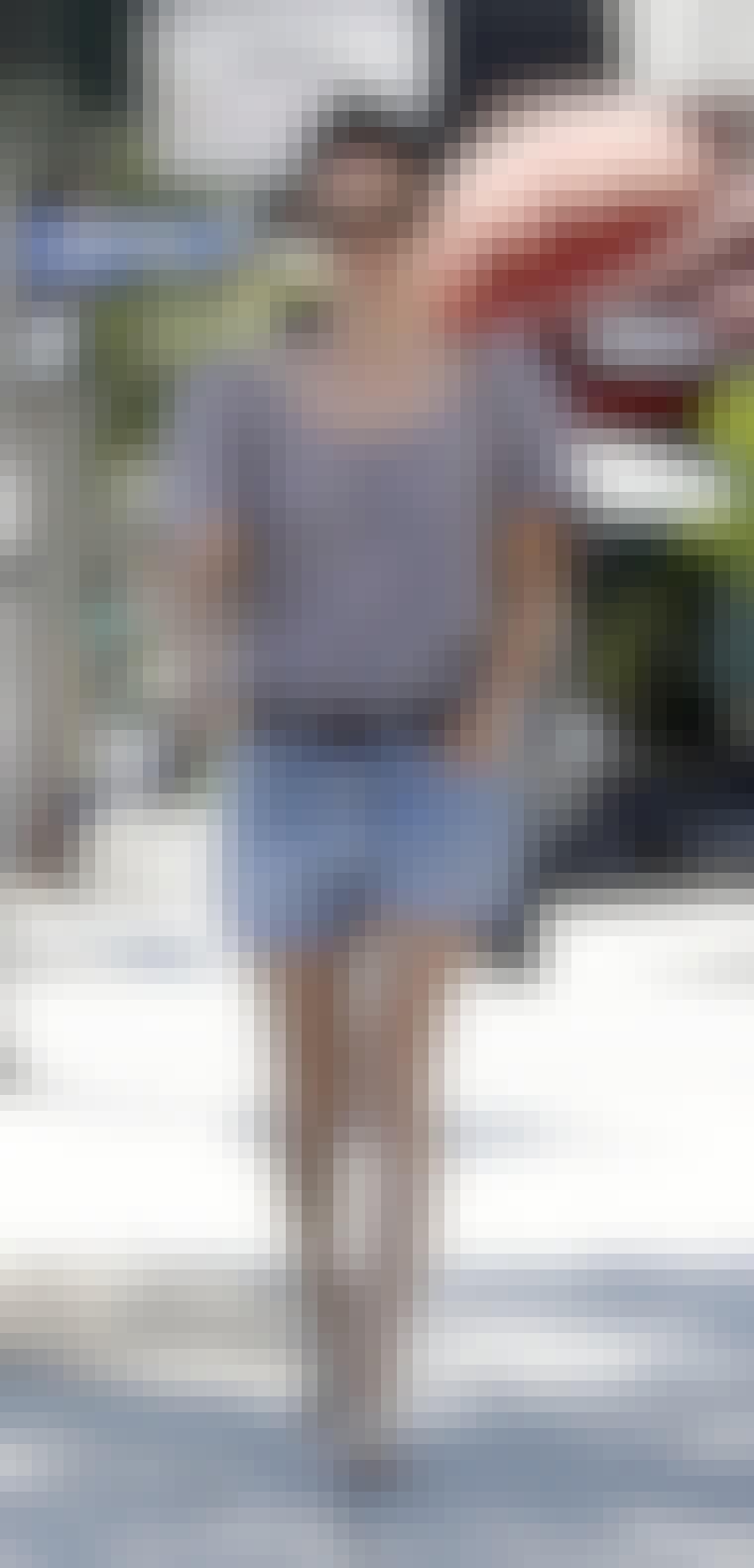 Rachel Bilson nyter varme dager i en slitt denimshorts og flate sandaler.