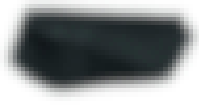 En svart clutch passer til alle antrekk. Veske fra Warehouse, 349 kroner.