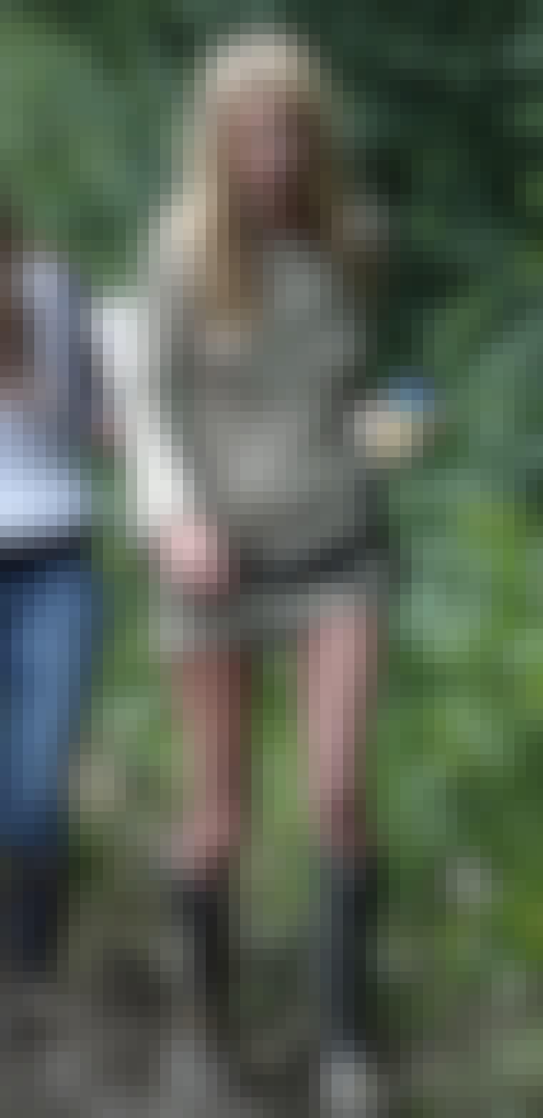 Kate Moss er en ivrig festivalgjenger, og var en av de første som ble sett i korte shorts og Hunter-gummistøvler. Supermodellen lar de myke lokkene henge løst, og mikser den lange gulltoppen med et bredt belte i livet. ...
