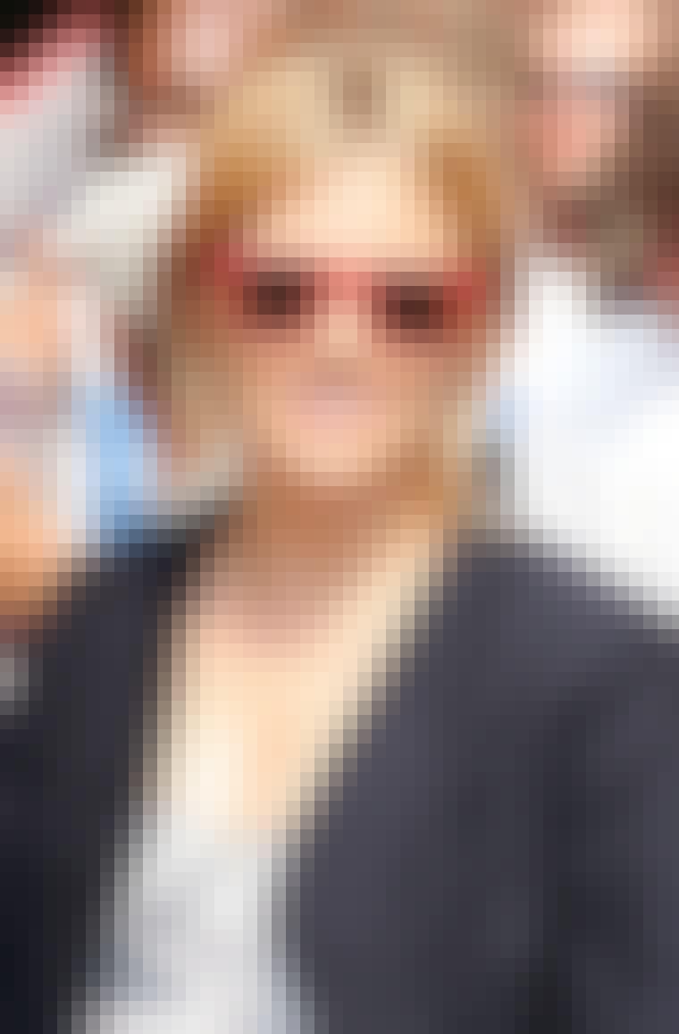 Sienna Miller skaper kontrast med et par røde Ray-Ban Wayfarer.