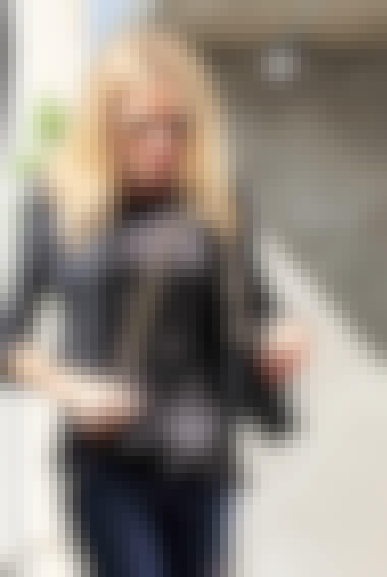 Det kan være greit å gjemme seg bak et par Ray-Ban-solbriller, spesielt når man er kjendis som Sienna Miller.