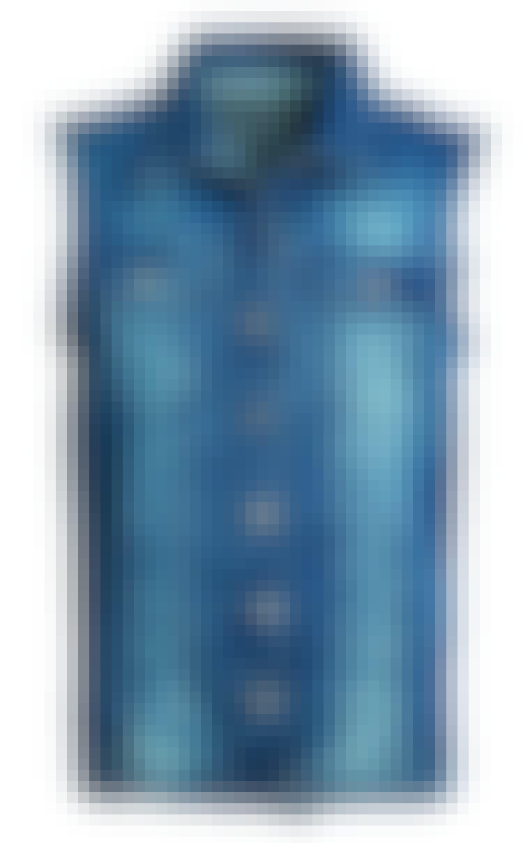 La deg inspirere av Alexander Wang og ha en denimvest over en kort, svart skinnjakke. Vest fra Bik Bok, ca. 719 kroner.