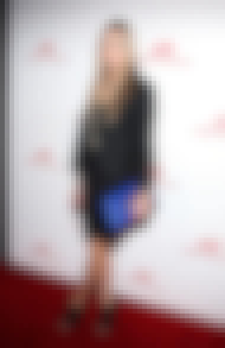 Sett spiss på et helsort antrekk med en knallfarget veske, slik som Olivia Palermo.