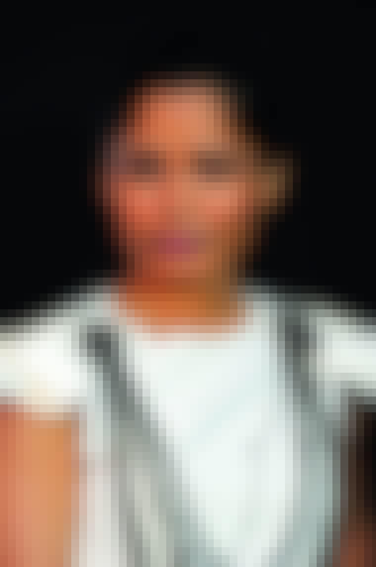 Den eksotiske skjønnheten Freida Pinto slo nylig gjennom med filmen Slumdog Millionaire. Nå har alle fra Woody Allen til Chanels sjefdesigner, Karl Lagerfeld, lagt sin elsk på den indiske skuespilleren.