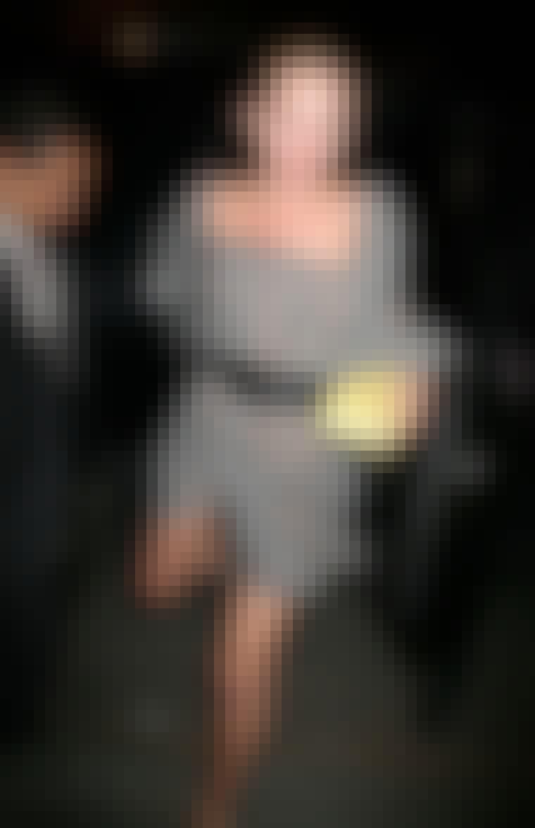 Beltet i midjen gjør at Kate Moss får en litt mer tildekket look, siden kjolen dekker mer jo nærmere den er kroppen.