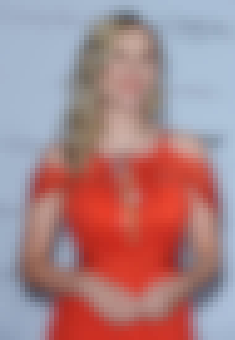 Hvis du ønsker en gjennomført look kan du velge antrekk og lepper i samme farge, som Scarlett Johansson.