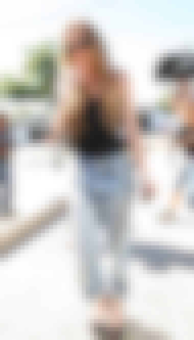 Avslappet, men kult. Lindsay Lohan i vide, opprullede jeans kombinert med en enkel, trang singlet og smykker.
