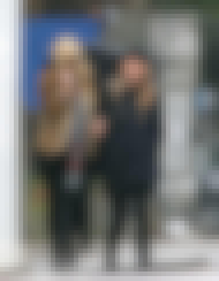 Stilikonet og supermodellen Kate Moss (til venstre) bliver ofte set i leopardpletter - hun bruger printet på alt fra frakker til tørklæder og sko.