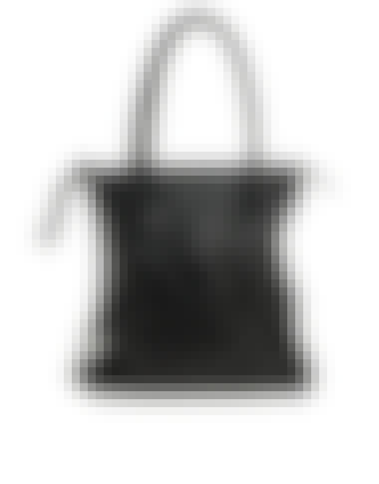 Her er plads til både mapper, kalender og 20 kuglepenne. Taske fra Asos.com til ca. 520 kr.