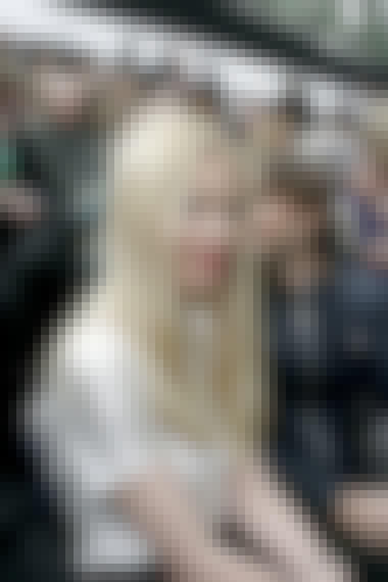 Den smukke supermodel Claudia Schiffer med røde læber og forførende blik.