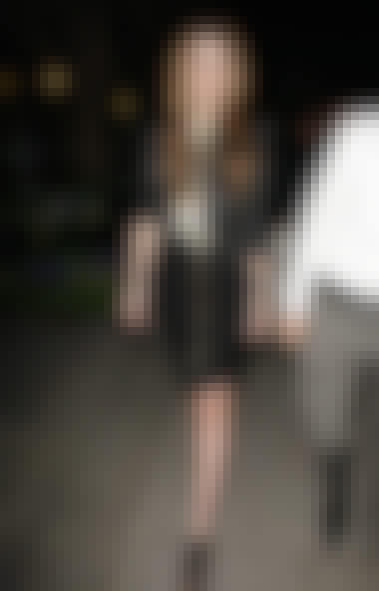 Få et gennemført råt look som skuespillerinden Mischa Barton ved at kombinere en nederdel med lynlås med nittestøvler og en læderjakke.