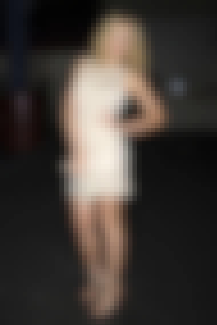 Den tjekkiske model Petra Nemcova stråler i pudderfarvet kjole og bølget hår.