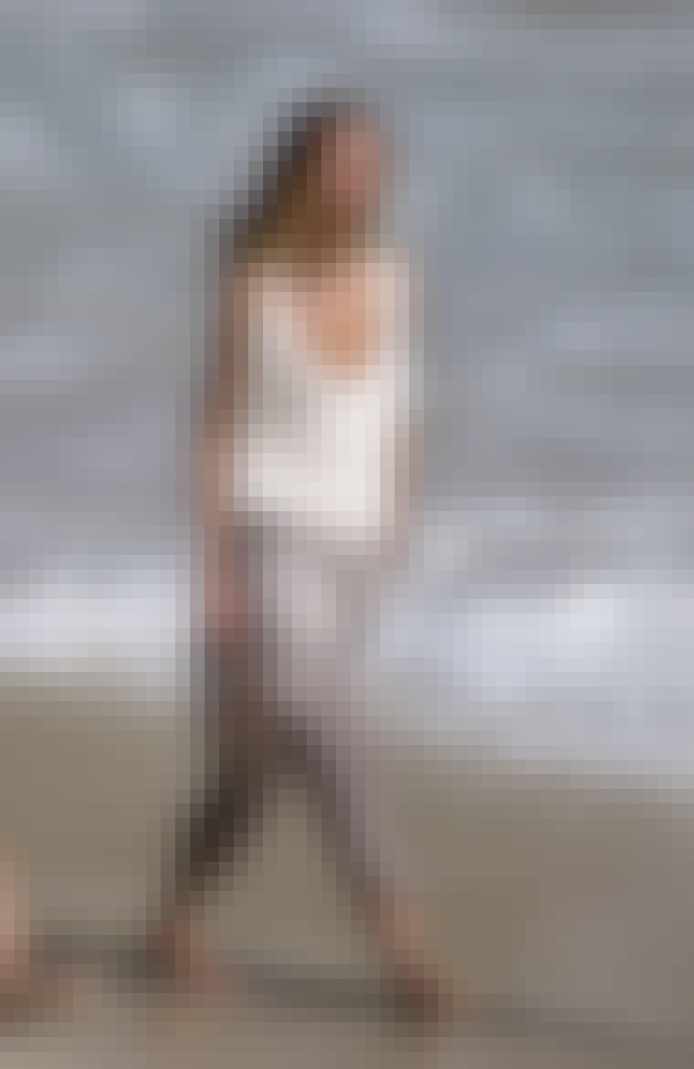 Skal du på strandferie som model og designer Erin Wasson, skal din kuffert være fuld af casual tanktops, løse haremsbukser, flade sandaler, strandkjoler og selvfølgelig badetøj.