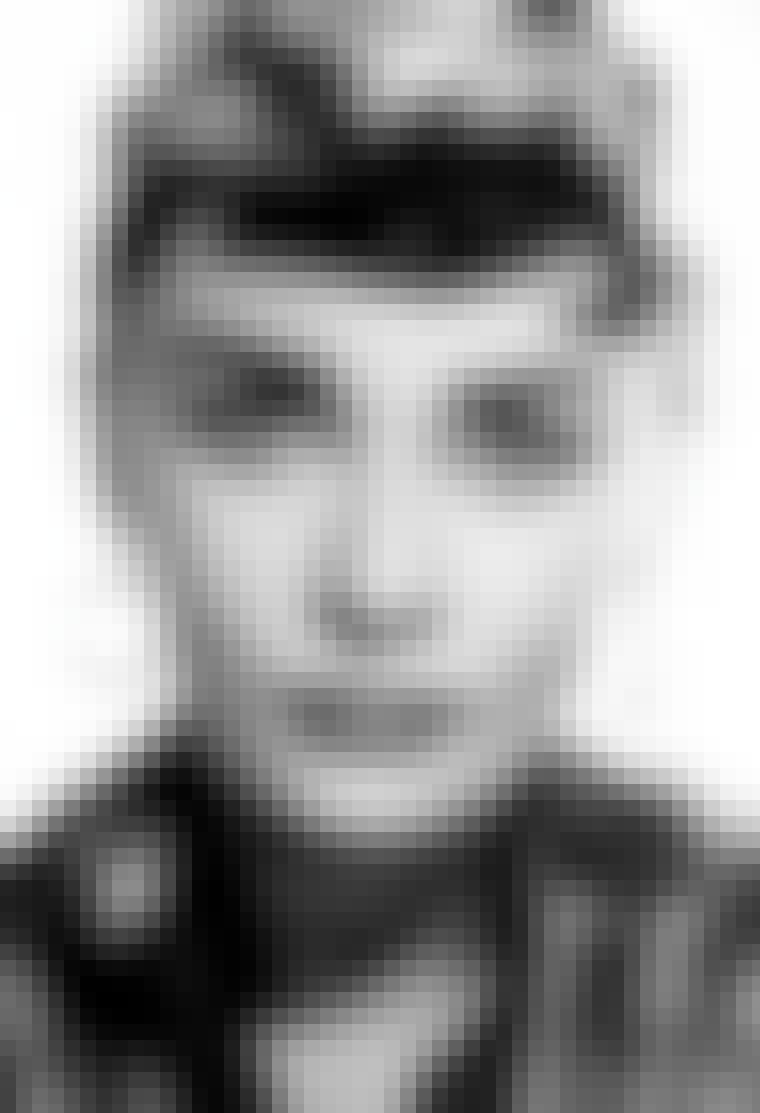 Det korte pandehår skaber fokus på smukt buede øjenbryn. Skuespillerinde Audrey Hepburn viser vejen, hvorfor øjenbryn aldrig bør skamplukkes.