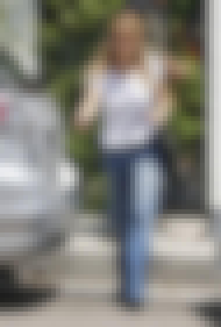 Fashionista Nicole Richie bliver ofte set i hippie-inspirerede outfits, og med sine jeans med brede ben, store solbriller og bånd rundt om hovedet kører hun stilen fuldt ud.