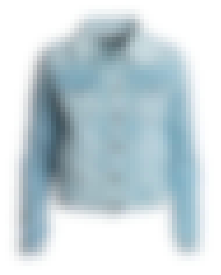 Den lyse denimjakke er tilbage for fuld udblæsning. Sæt den til en stramme læderbukser for et råt look eller til en lys kjole med sus i skørtet for et sødt forårslook.Jakke fra Wrangler ...