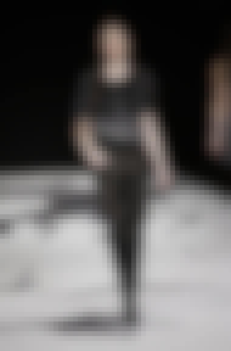 RÜTZOU: Rützous tidligere feminine kollektioner bliver med denne afløst af et mere sensuelt og edgy look med færre detaljer og en enkel silhuet. Københavns Rådhus dannede kulisserne for designer S...