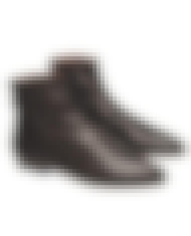 ANKELSTØVLER FRA AZZEDINE ALAIA. Før: 7.810 kr.Nu: 3.945 kr.Ankelstøvlerne fra Azzedine Alaïa har en overflod af nitter, som får dem til at ose af rock 'n' roll. Brug dem med et par stramme jeans ell...