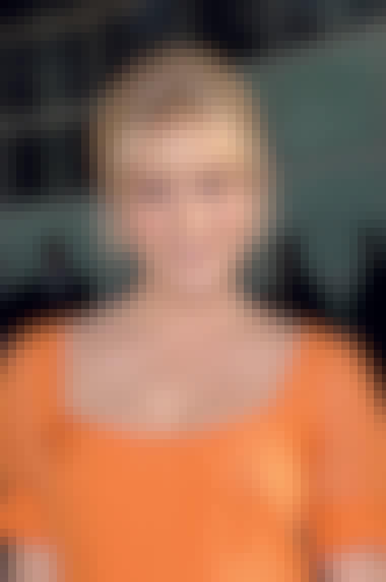 Understreg orange læber med en orange kjole som skuespillerinden Chloë Sevigny