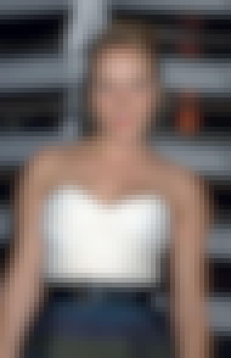 Gør et hvidt og uskyldsrent aftenlook lidt frækkere med orange på læberne som skuespillerinden Chloë Sevigny.