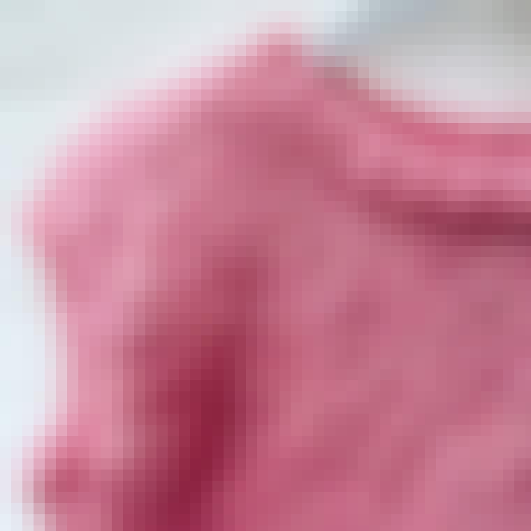 Pink hjemmestrikket strikvest med fine detaljer