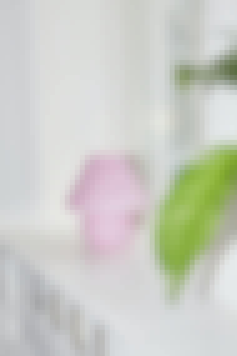 lyserød muranolampe med fine detaljer