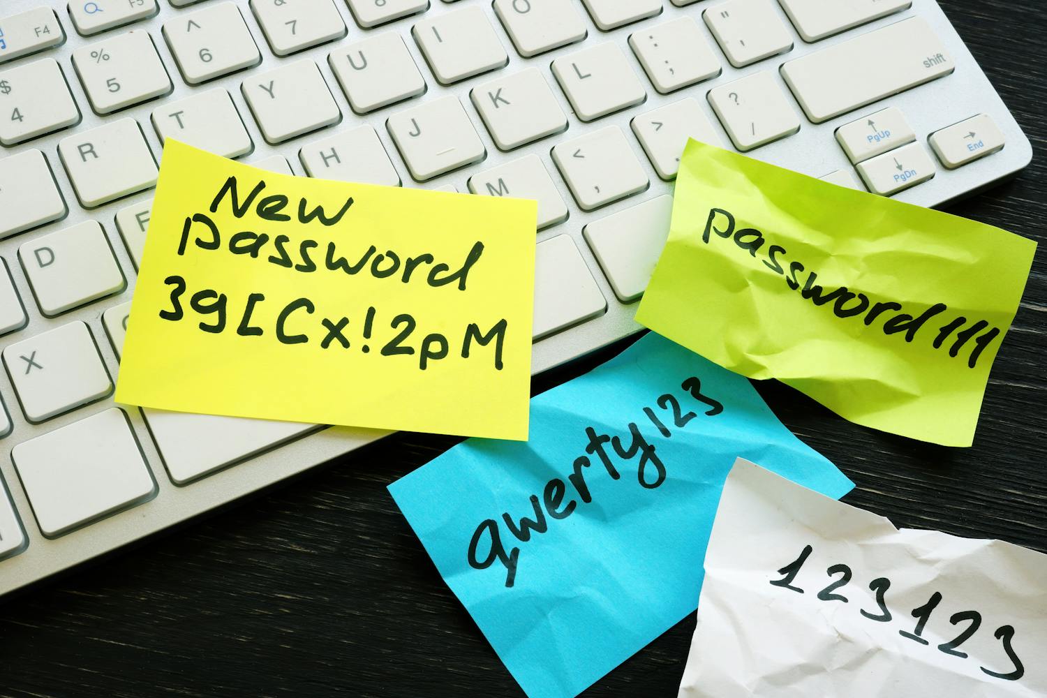 New,Strong,Password,And,Weak,Ones,Near,Keyboard. OBS! Ändra lösenord